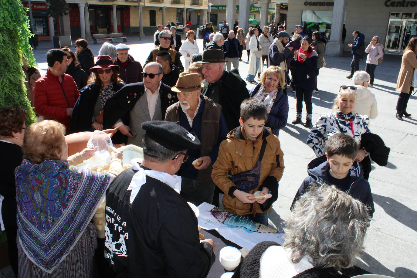 Guijuelo disfruta de una animada fiesta del mondongo