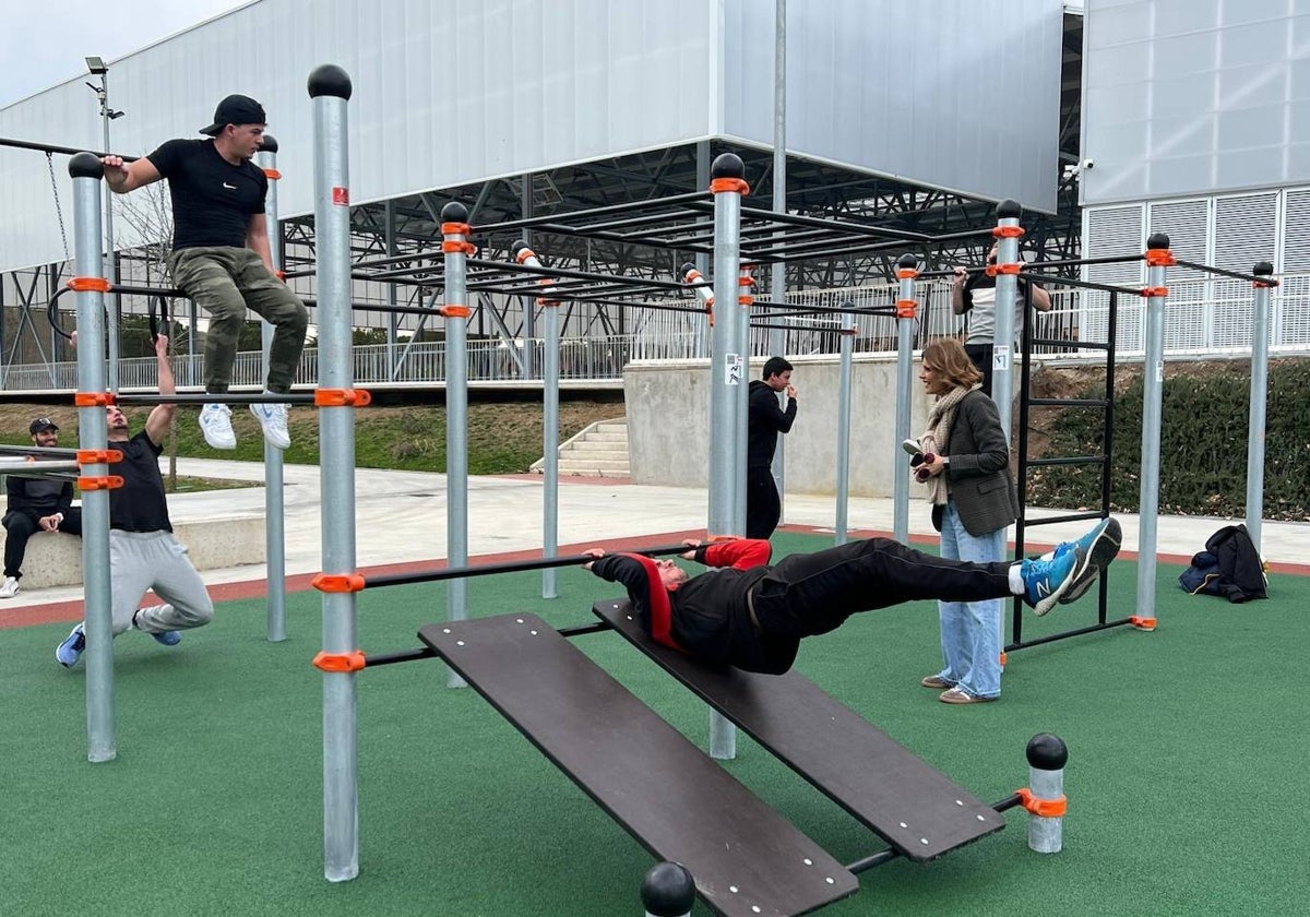 La teniente de alcalde, Almudena Parres, en el parque de calistenia. |