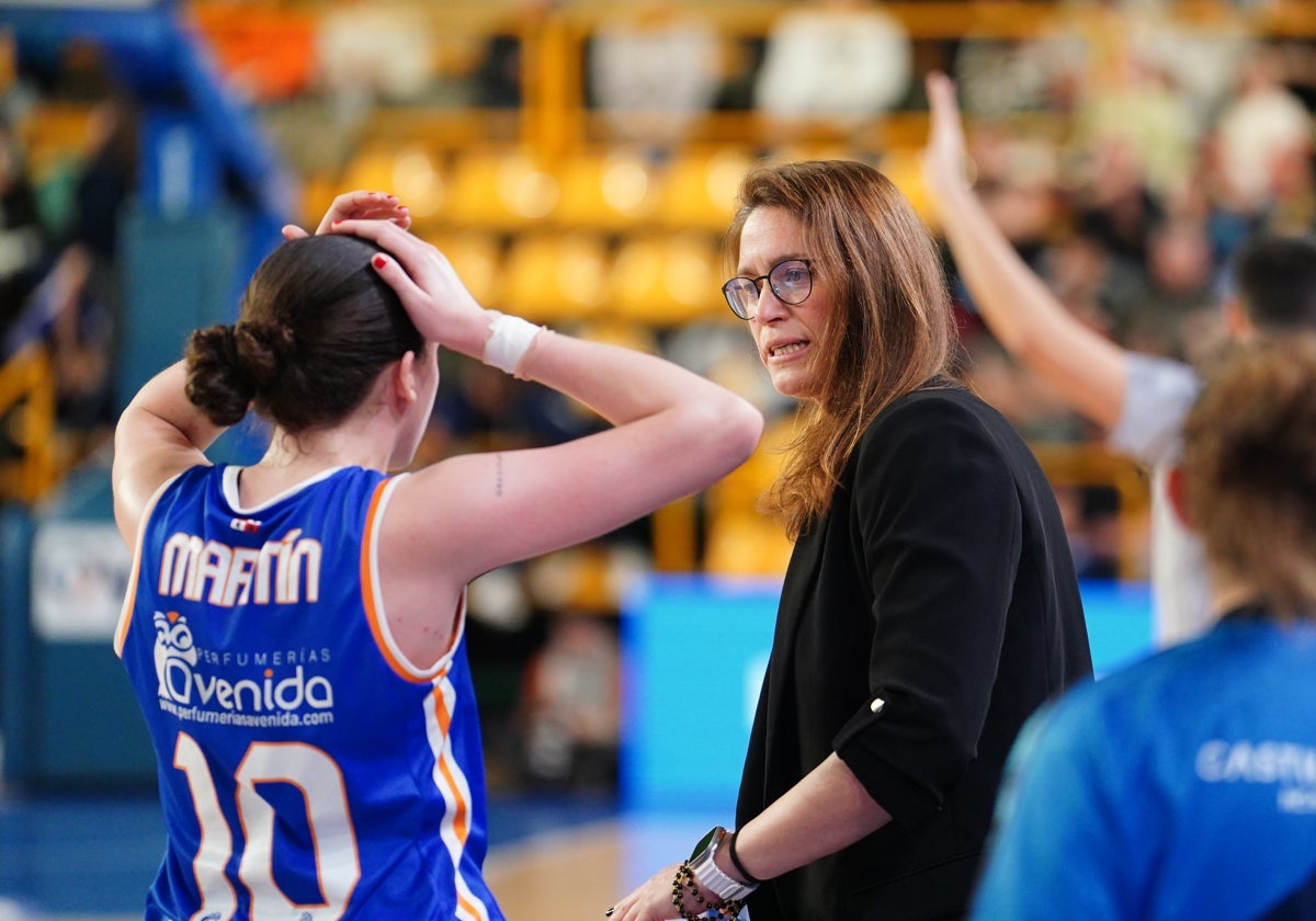 Montañana, charlando con Iyana Martín en el partido del pasado jueves.