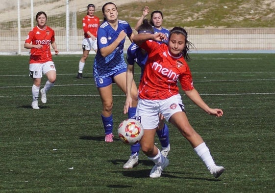 Génesis Florez con el esférico en su poder.