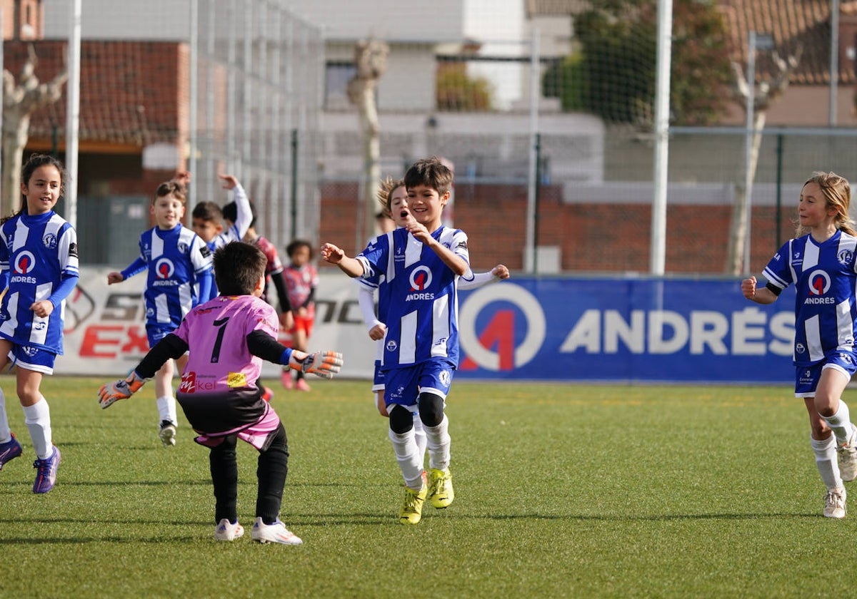 Los jugadores del Cabrerizos celebran el tanto de Díaz que les otorgaba la segunda victoria de la temporada.