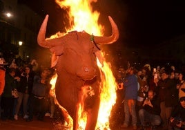 El Toro de Cenizos 2024 arde delante de los peñistas en la Plaza Mayor