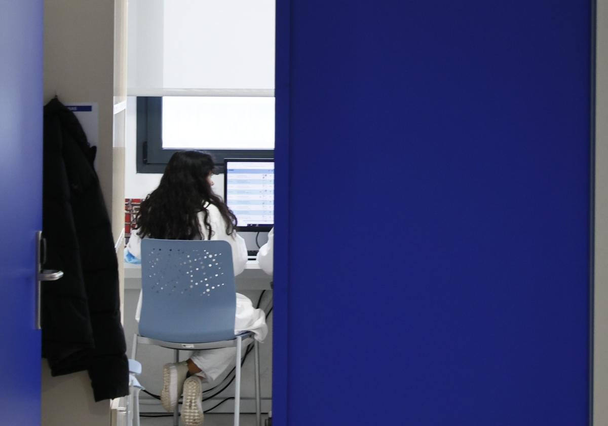 Profesionales del Hospital en una sala de reuniones.