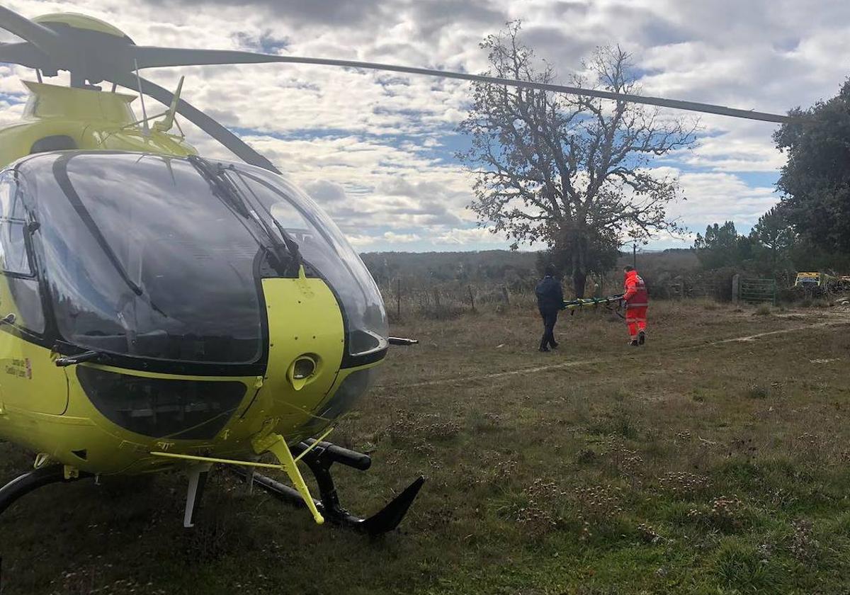 Personal sanitario del helicóptero en Casillas de Flores para atender a la víctima.