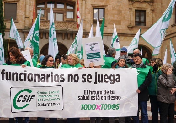 Movilización de CSIF en la plaza de la Constitución.