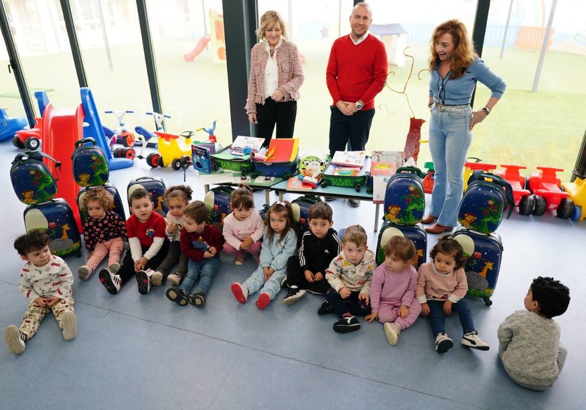 Los niños de la Escuela Infantil frente a sus nuevas 'Maletas viajeras'.