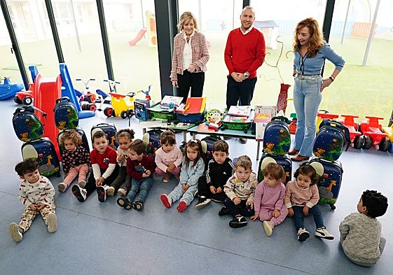 Los niños de la Escuela Infantil frente a sus nuevas 'Maletas viajeras'.