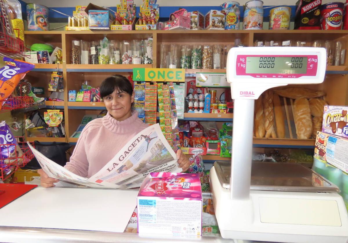 Ana Isabel Blázquez Monzón en el interior de su kiosco.