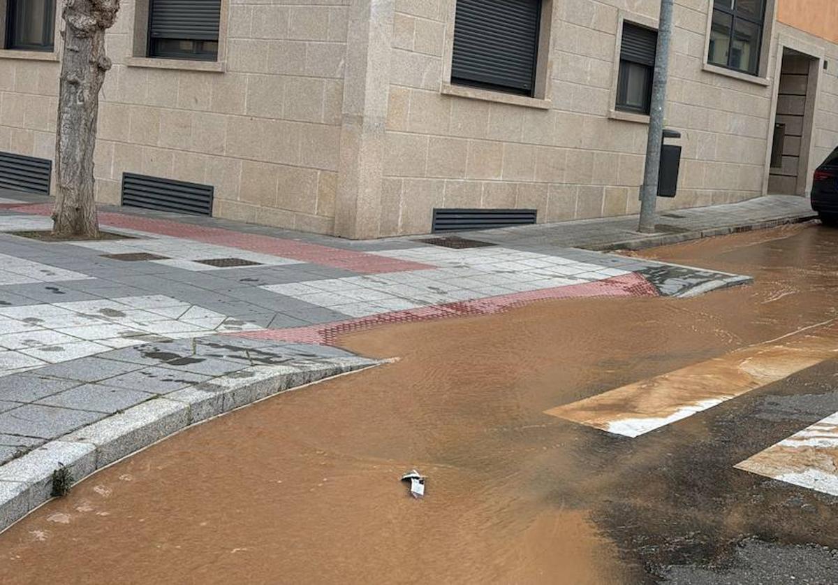 Imagen de la rotura de la tubería de la calle Sil.