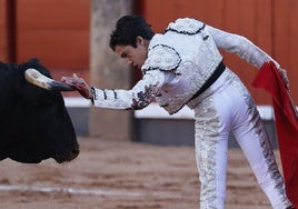 Desplante de Marco Pérez ante Flor, el novillo de Carmen Lorenzo de su presentación en La Glorieta.