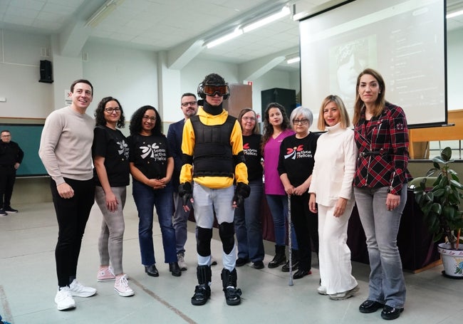 El equipo de 'Activos y Felices', profesorado y organizadores del taller junto al alumno Alejandro Martín, con el simulador.