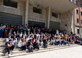 Imagen de archivo de alumnos de Psicología, a las puertas de la facultad.