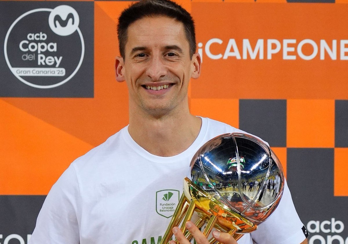 Alberto Miranda con el título de Copa conquistado por Unicaja.