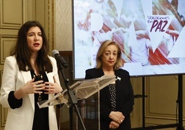 Miryam Rodríguez, concejala de Familia e Igualdad de Oportunidades y Ángeles Giménez, presidenta de la Asociación de Amigos del Pueblo Saharaui de Salamanca (AMPUSASA).