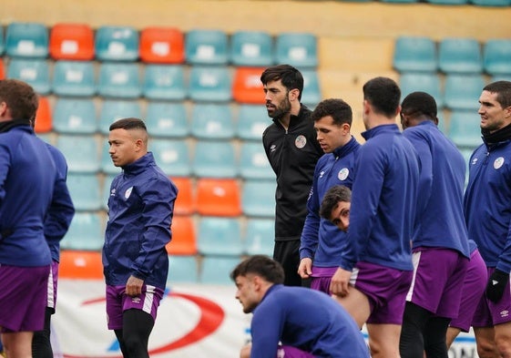 Los jugadores del Salamanca UDS, entrenando en el Helmántico durante la mañana de este martes.