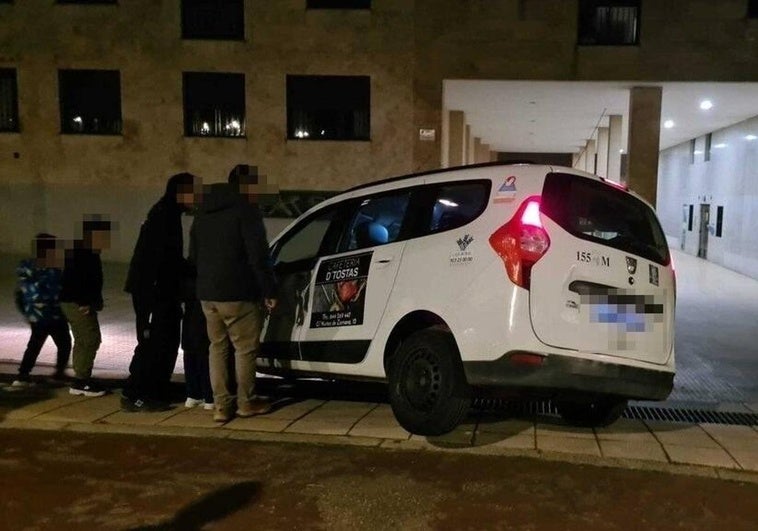 Las vecinos ayudan al taxi a salir de las escaleras.