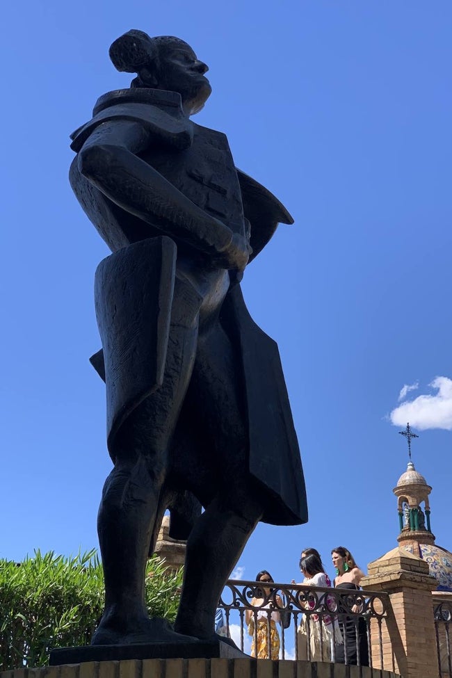 La escultura de Venancio Blanco a Juan Belmonte en la plaza del Altozano de Sevilla.