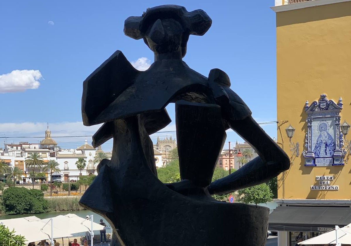 Escultura de Juan Belmonte en Triana, obra del salmantino Venancio Blanco.