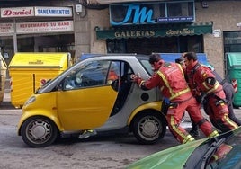 Bomberos del Ayuntamiento de Salamanca mueven el coche afectado.