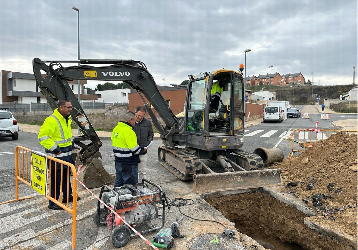 Obras en el paseo Fonseca de Villamayor para instalar dos nuevos pozos en la red de pluviales.