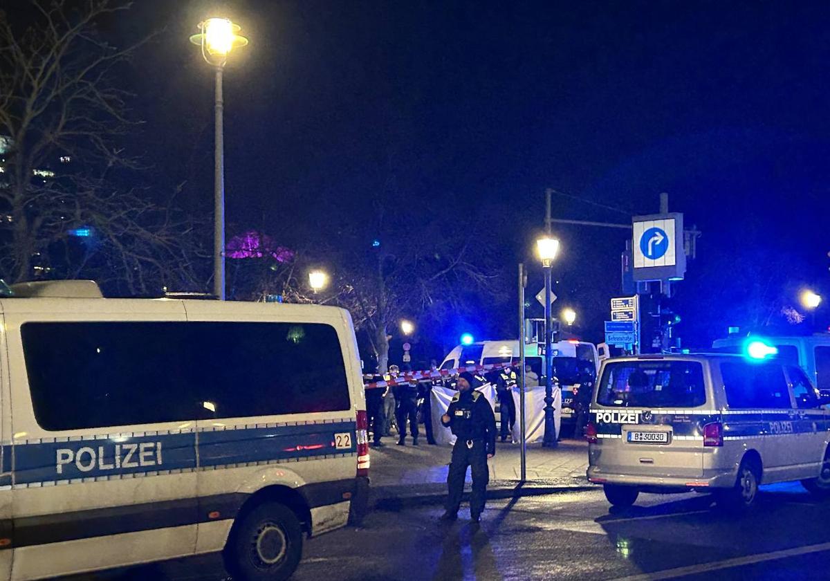 Policía de Berlín en el Memorial del Holocausto.