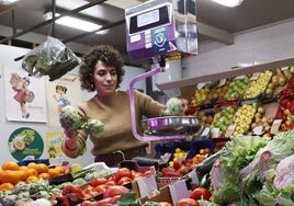 Susana, tras el mostrador de su frutería, en el Mercado.