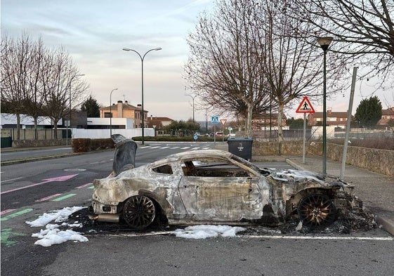 El vehículo, un Ford Mustang, quedó completamente calcinado.