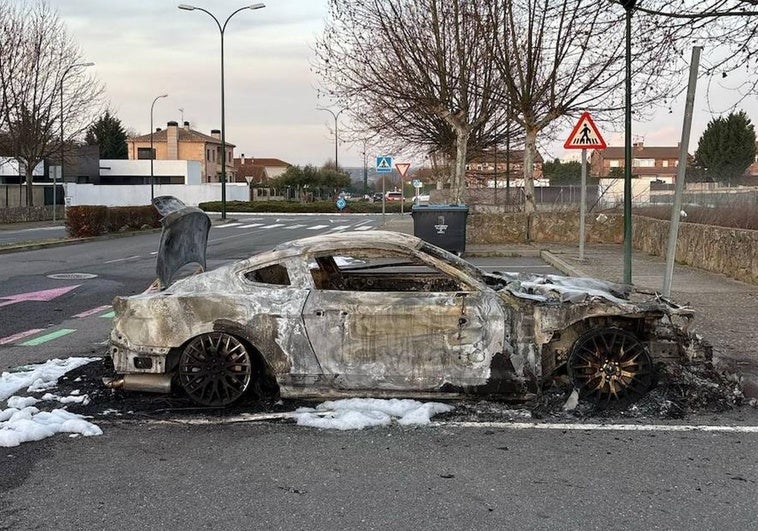 El vehículo, un Ford Mustang, quedó completamente calcinado.