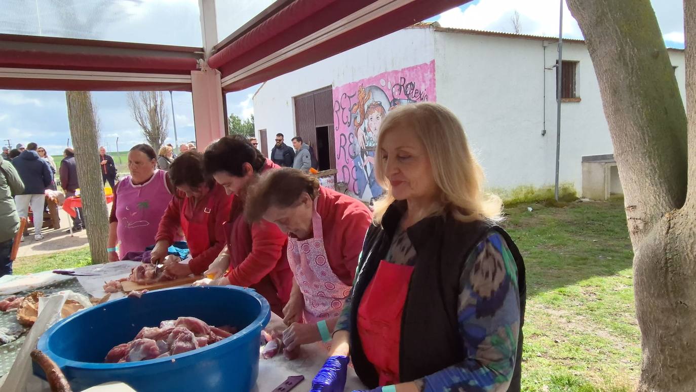 Animado encuentro intergeneracional en torno a la fiesta de la matanza en Rágama