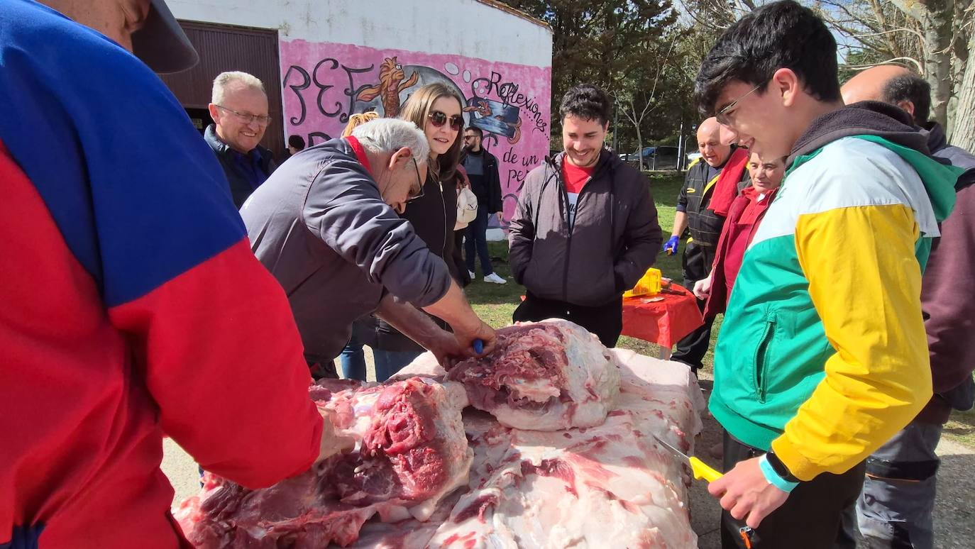 Animado encuentro intergeneracional en torno a la fiesta de la matanza en Rágama