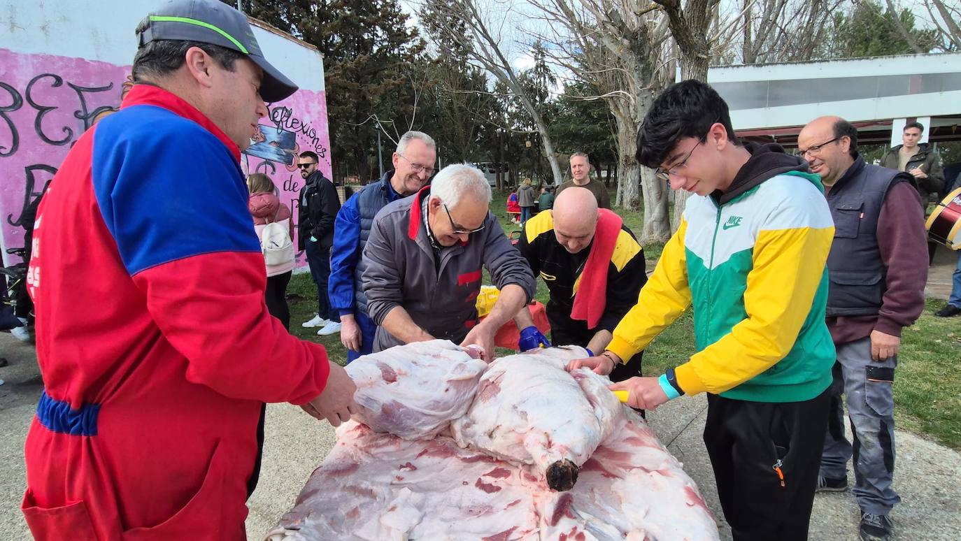 Animado encuentro intergeneracional en torno a la fiesta de la matanza en Rágama