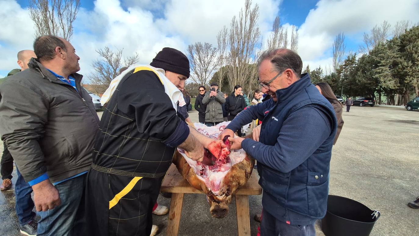 Animado encuentro intergeneracional en torno a la fiesta de la matanza en Rágama