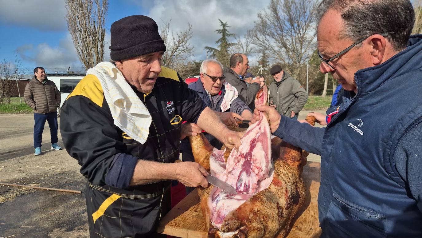 Animado encuentro intergeneracional en torno a la fiesta de la matanza en Rágama