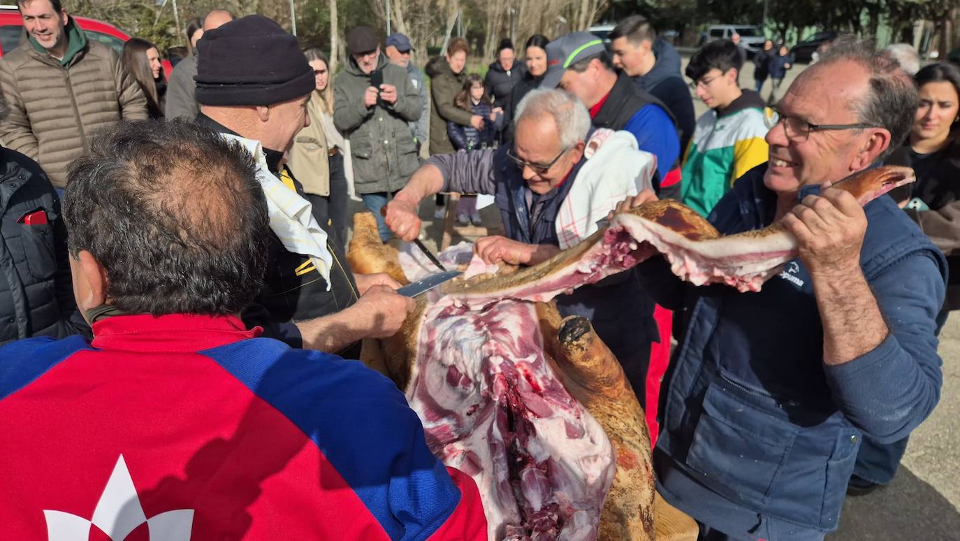 Animado encuentro intergeneracional en torno a la fiesta de la matanza en Rágama