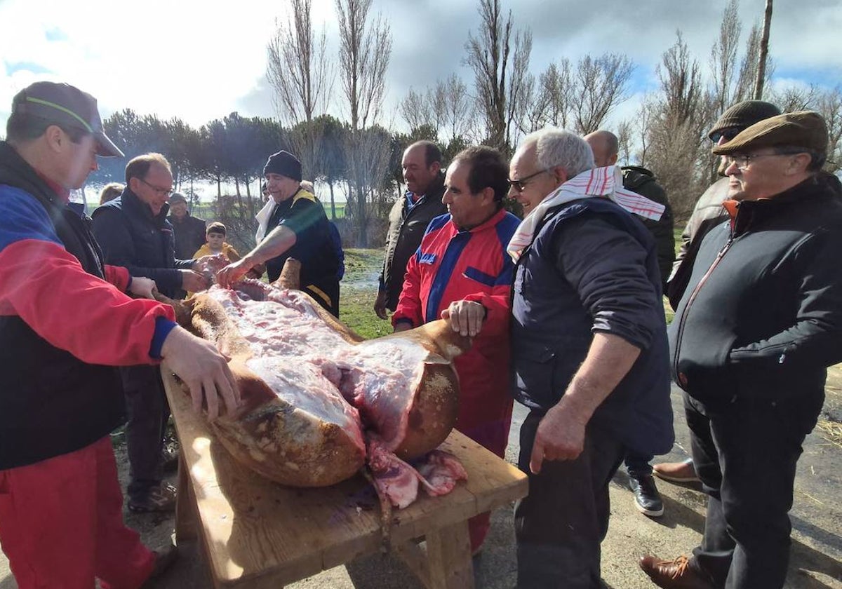 Animado encuentro intergeneracional en torno a la fiesta de la matanza en Rágama