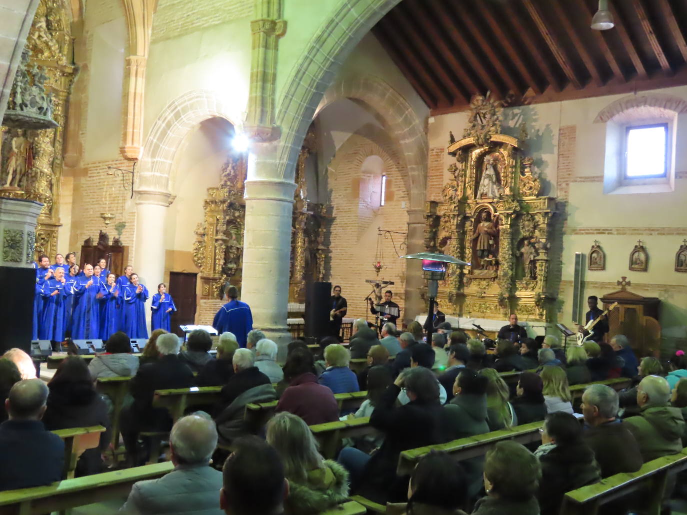 La iglesia de Zorita de la Frontera se llena con la música gospel