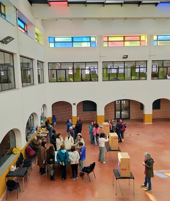 Imagen secundaria 2 - Diferentes momentos del encuentro en el centro de ocio del antiguo mercado de abastos.