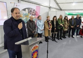 El alcalde, Roberto Martín, inauguró la feria en la carpa municipal