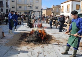 Momento del chamuscado del cerdo en la Plaza Mayor