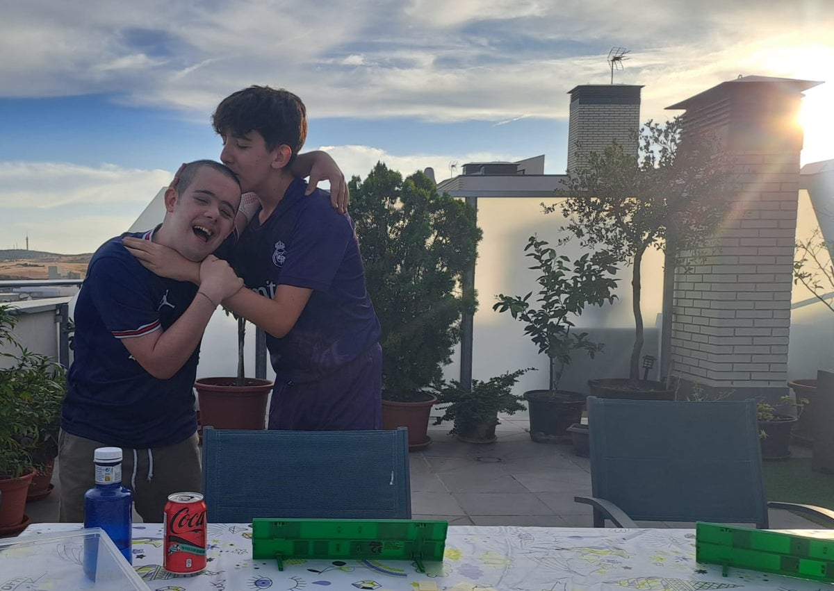 Imagen secundaria 1 - 1- Pablo y su madre, Menchu, aparecen en la exposición fotográfica 'Personas' de AVIVA en el Centro Comercial El Tormes. 2-Pablo posa junto a Rodrigo, su hermano pequeño. 3-El regalo de Pablo al personal del Hospital: un mandala con un mensaje clave.