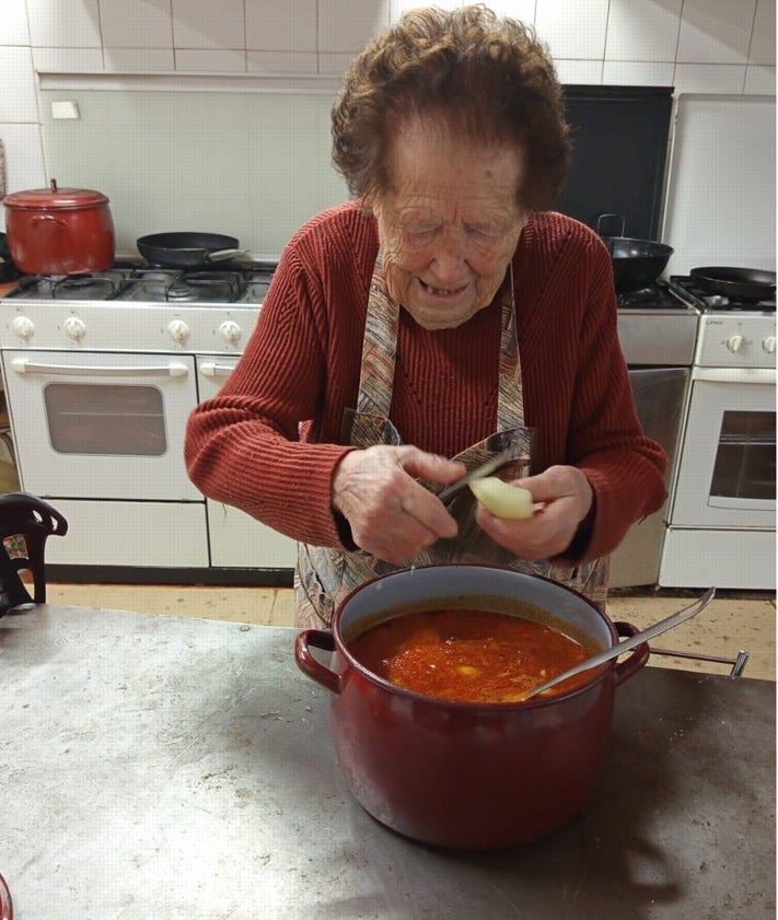 Imagen secundaria 2 - Ángeles, &#039;La Fernandica&#039; de Ledesma, cumple 100 años: «Cocinaré hasta que Dios quiera»