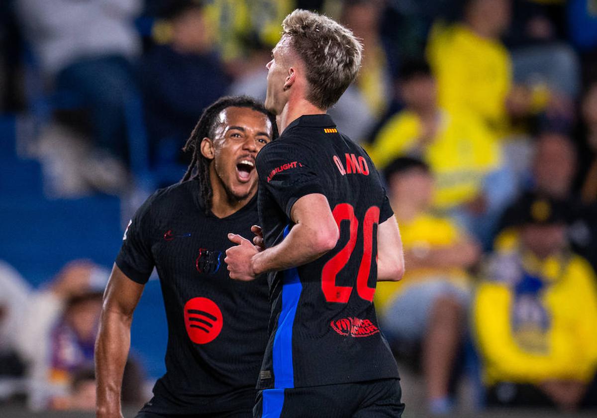 Jules Koundé celebra el gol marcado por Dani Olmo ante la Unión Deportiva Las Palmas.