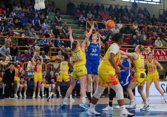 Laura Gil lanza a canasta en el partido de este sábado contra el Spar Girona.