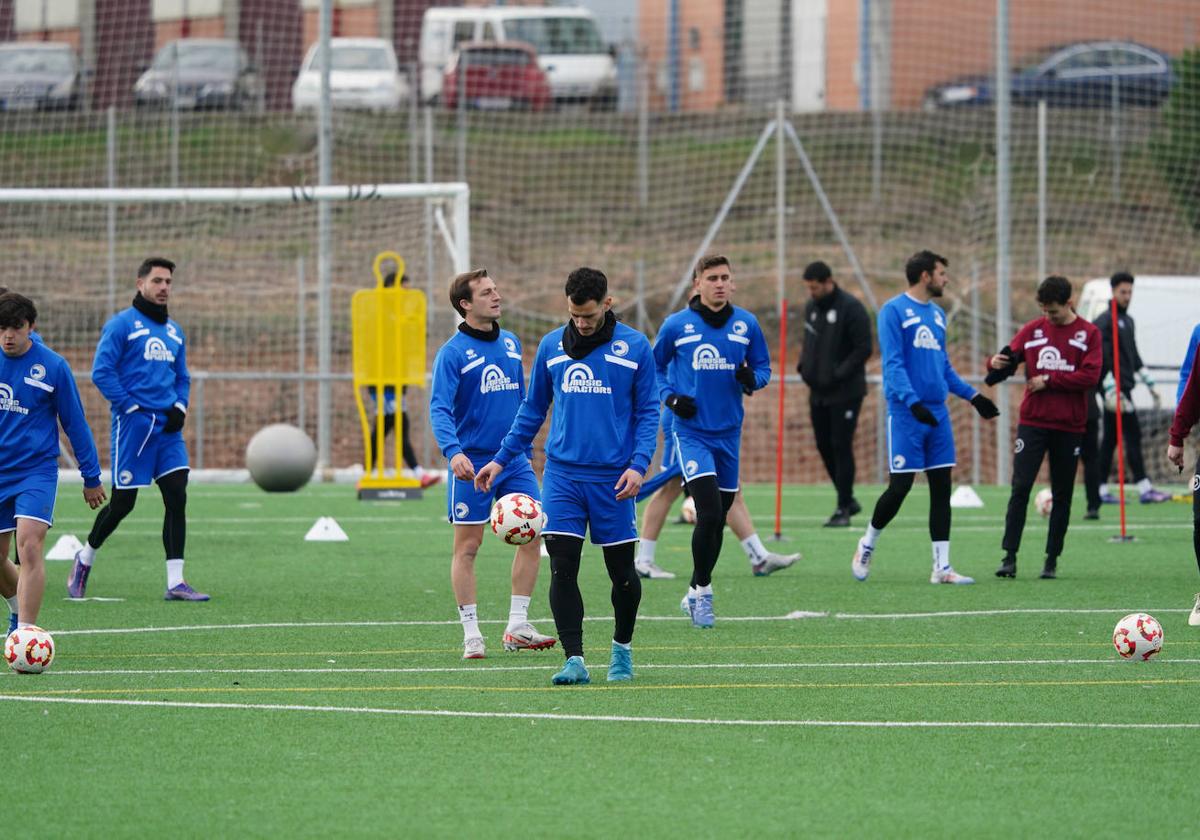 Los jugadores de Unionistas se ejercitan durante una sesión de entrenamiento de la presente semana en el anexo al Reina Sofía.