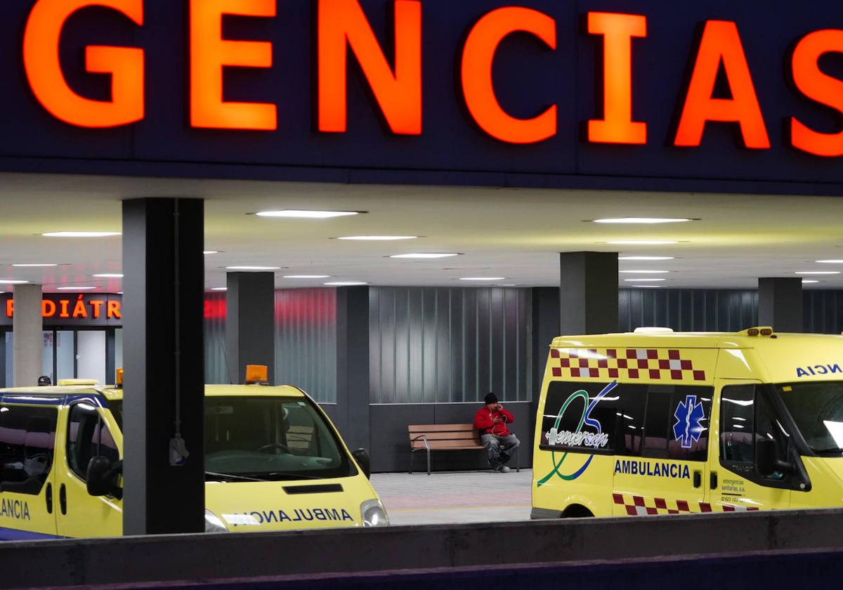 Ambulancias en Urgencias del Hospital de Salamanca.