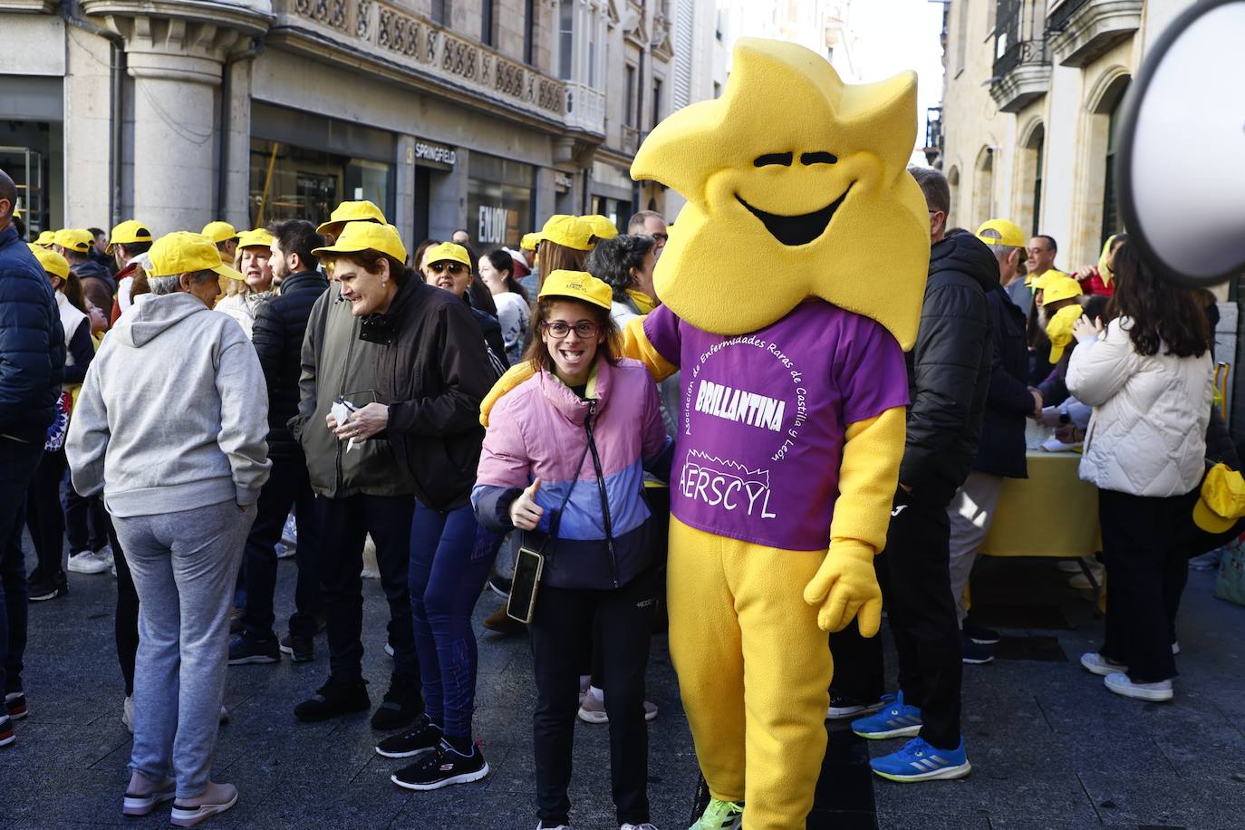 La marcha solidaria por las enfermedades raras &#039;tiñe&#039; de amarillo las calles de Salamanca