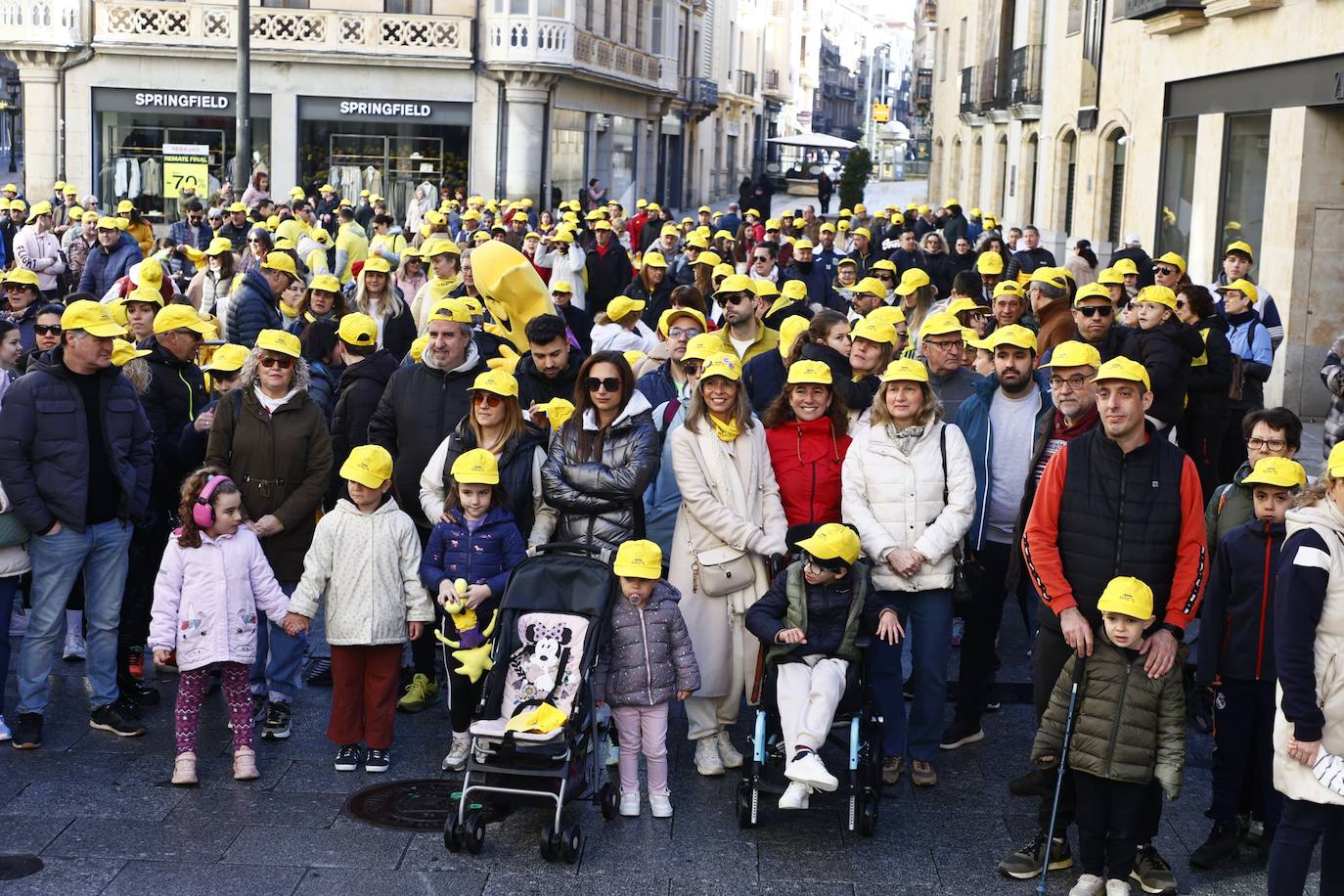 La marcha solidaria por las enfermedades raras &#039;tiñe&#039; de amarillo las calles de Salamanca