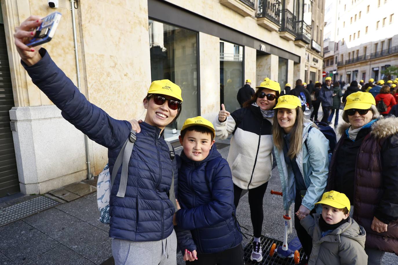 La marcha solidaria por las enfermedades raras &#039;tiñe&#039; de amarillo las calles de Salamanca