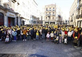 Decenas de personas se reunen en la plaza del Liceo para comenzar la marcha solidaria a favor de AERSCYL