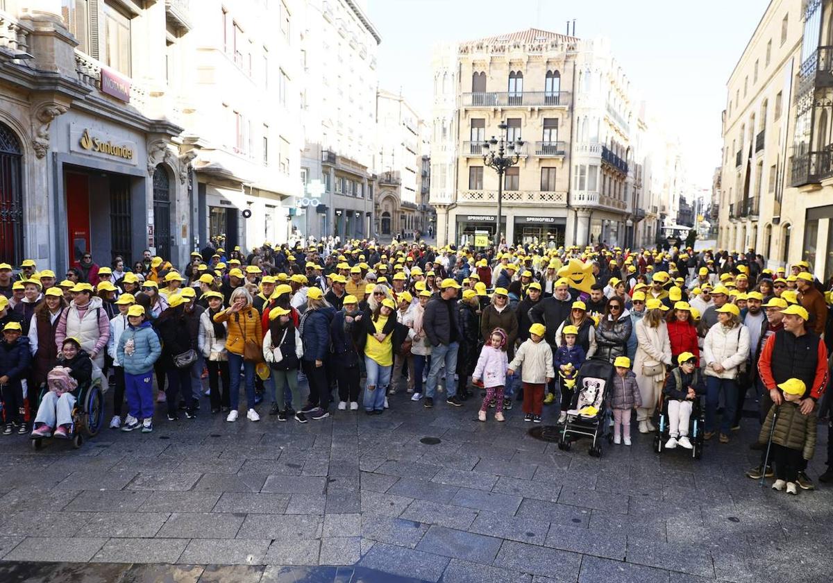 La marcha solidaria por las enfermedades raras &#039;tiñe&#039; de amarillo las calles de Salamanca